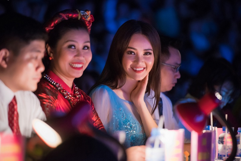 Á hậu Thụy Vân quyến rũ như nàng tiên cá - 9 Cùng với NTK Anh Thư, Thụy Vân được mời làm thành viên giám khảo đêm chung kết cuộc thi Người đẹp Hạ Long.