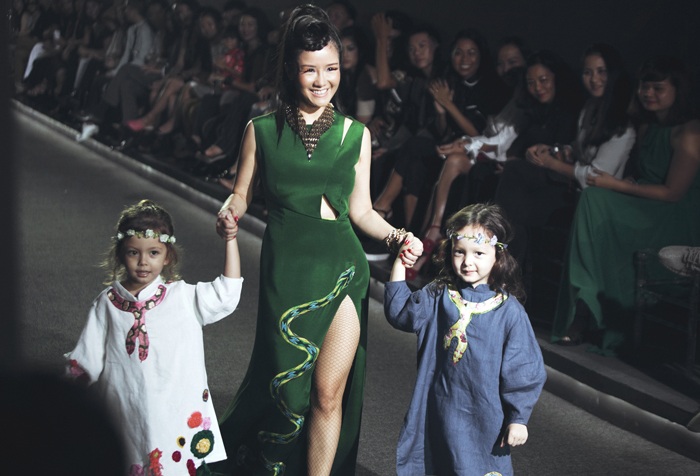 Cặp song sinh nhà Hồng Nhung “gây sốt” trên sàn catwalk - 2 Bé Tôm và bé Tép sở hữu vẻ đẹp lai rất đáng yêu. Hồng Nhung từng chia sẻ, hai bé rất ngoan và lễ phép. Niềm hạnh phúc của Bống là được chăm sóc các con mỗi ngày.
