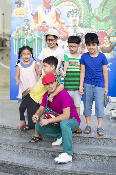 Vẻ ngộ nghĩnh, đáng yêu của con trai Xuân Bắc - 1
Chiều 17/5, Xuân Bắc đưa hai con trai bé Bi (áo vàng) và bé Minh (áo kẻ xanh) cùng nhiều em nhỏ khác trong CLB XB do anh dạy diễn xuất tham gia một sự kiện tại Hà Nội. Đây là show diễn đặc biệt mà Xuân Bắc kết hợp cùng Tự Long tổ chức dành cho trẻ em nhân dịp Quốc tế thiếu nhi 1/6 tại Hà Nội.