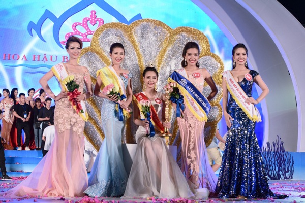 Người đẹp Hòa Bình đăng quang Hoa hậu Biển Việt Nam - 1 Top 3 người đẹp đoạt danh hiệu cao nhất: Phạm Thùy Trang (giữa), Nguyễn Thị Bảo Như bên trái, Nguyễn Đình Khánh Phương bên phải