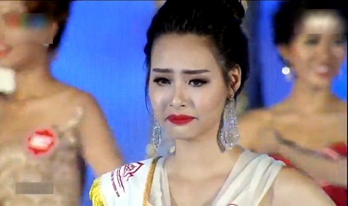 Phạm Thùy Trang bật khóc khi được xướng danh đăng quang Hoa hậu.