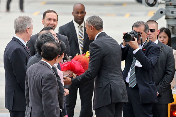 Hình ảnh Mỹ Linh tặng hoa tiễn Tổng thống Obama trước khi ông lên chuyên cơ Không lực Một bay vào TP HCM chiều ngày 24/5 (Ảnh: Mạnh Thắng)