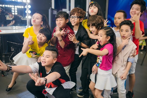 MC Thảo My động viên em trai trên sân khấu - 1 Sau 7 tiết mục tranh tài, Vietnam Idol Kids 2016 đêm đầu tiên diễn ra ngày 29/5 phải tiếc nuối chia tay hai bạn nhỏ là Thiên Phúc và Bảo Khương dù cả hai đã có những phần trình diễn ấn tượng. Năm bạn nhỏ là Hồ Văn Cường, Gia Khiêm, Jayden, Đức Thanh và Thiên Tùng sẽ tiếp tục đi cùng chương trình.
