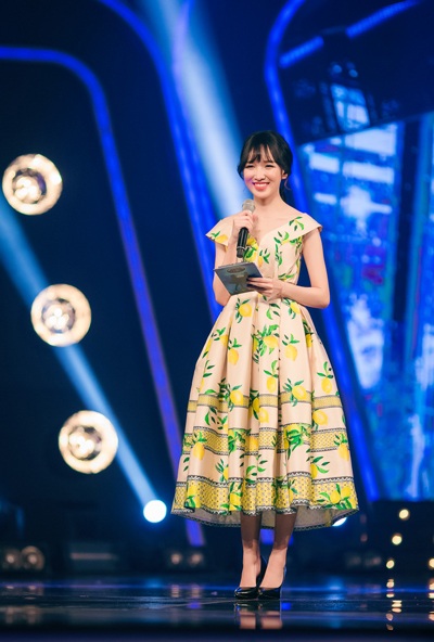 MC Thảo My động viên em trai trên sân khấu - 2 Đảm nhiệm vai trò MC chính của chương trình, ca sĩ Cao Thanh Thảo My xuất hiện duyên dáng và tự tin kết nối trên sân khấu.