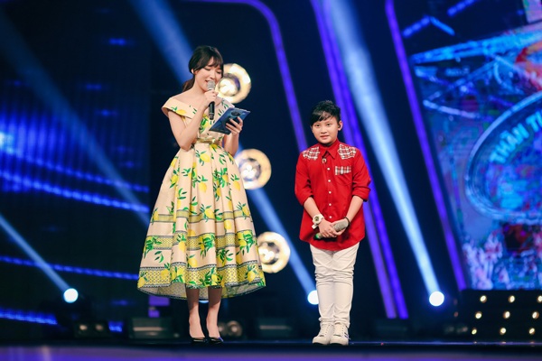 MC Thảo My động viên em trai trên sân khấu - 3 Thảo My đến từ sớm để chuẩn bị kỹ lưỡng cho chương trình trước giờ lên sóng. Cô diện đầm trễ vai, kiểu dáng xinh xắn, đáng yêu và trang điểm nhẹ nhàng nhưng không kém phần thu hút.