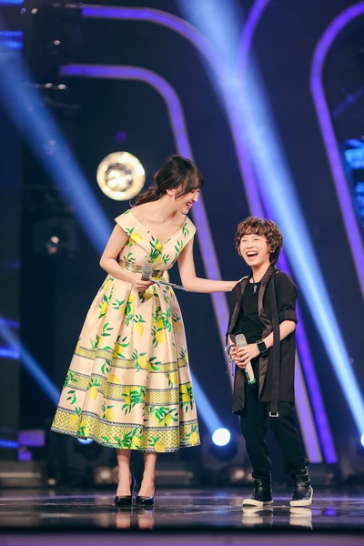 MC Thảo My động viên em trai trên sân khấu - 6 Điểm đặc biệt trong đêm thi đầu tiên là cậu nhóc Thiên Tùng, em trai ruột của Cao Thanh Thảo My cũng góp mặt với ca khúc “Con đường tôi”, một bản hit của quán quân Vietnam Idol 2015, Trọng Hiếu.