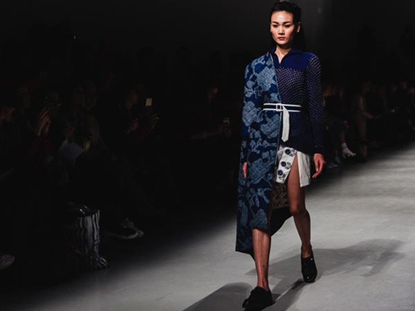 Sàn catwalk có thật sự dành cho người mẫu béo? - 2 Thùy Trang sải bước trên sàn catwalk tại tuần lễ thời trang Paris 2016. Để nhận được cái gật đầu của NTK người Ấn, Rahul Mishra người mẫu Việt đã phải nhịn ăn, tập luyện không ngừng để ép cân.