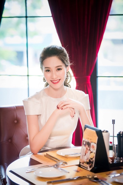 Tham dự sự kiện tối ngày 9/6 tại Hà Nội, Hoa hậu Việt Nam Đặng Thu Thảo xuất hiện với vẻ đẹp vừa ngọt ngào vừa kiêu sa.