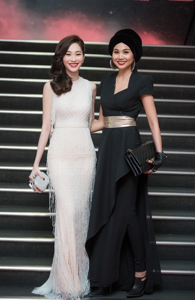 Đặng Thu Thảo và Thanh Hằng thay trang phục tại sự kiện.