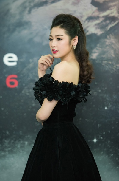 Á hậu Tú Anh nổi bật làn da trắng với váy đen. Tú Anh cũng là người đẹp đắt show sự kiện.