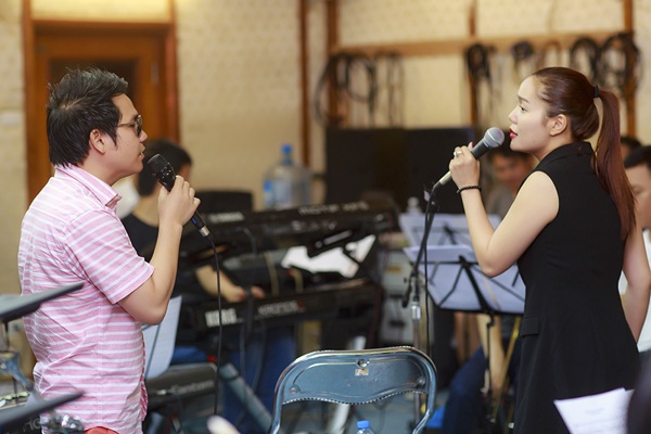 Ngọc Anh nỗ lực tập luyện cho liveshow lớn đầu tiên - 2 Ngọc Anh tập luyện cùng ca sĩ đàn anh, Trọng Tấn
