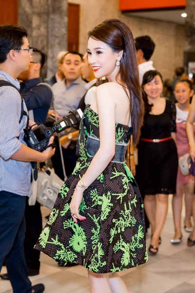 Á hậu Thái Như Ngọc khoe làn da trắng nõn nà - 3 Á hậu Nữ hoàng Trang sức 2007 cũng là người kín đáo chuyện riêng tư. Dù là người đẹp nổi tiếng nhưng hầu hết Thái Như Ngọc đều đi dự sự kiện một mình mà không có người đàn ông nào hộ tống.