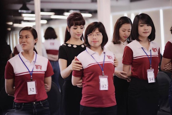 “Đừng ném đá Hoa hậu Thu Vũ...” - 4 Cựu người mẫu Thúy Hằng đang hướng dẫn cho thí sinh một khóa học phong cách thanh lịch và chuyên nghiệp.