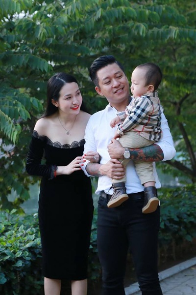 Tuấn Hưng: “Tôi sẽ không ngồi ghế nóng một chương trình nào nữa” - 2 Tuấn Hưng hạnh phúc bên vợ đẹp và con trai đáng yêu.