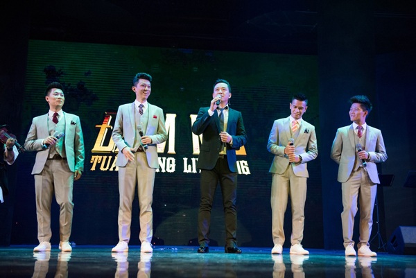 Lạ mắt hình ảnh Tuấn Hưng dùng 2 micro bùng nổ trên sân khấu - 6 Lạ mắt hình ảnh Tuấn Hưng dùng 2 micro bùng nổ trên sân khấu - 6