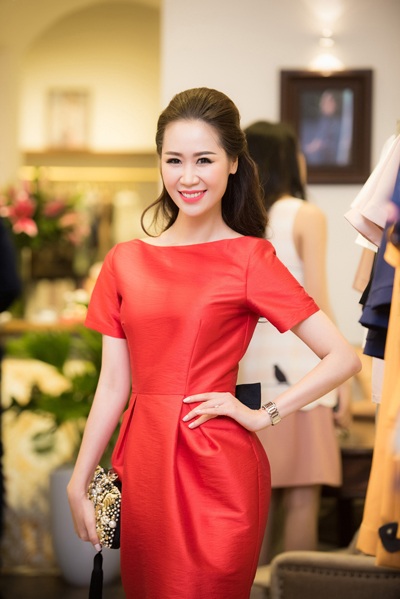 Dương Thùy Linh khoe dáng bên Á hậu Huyền My - 8 Dù đã làm mẹ, Dương Thùy Linh vẫn khiến nhiều người trầm trồ trước sắc vóc thanh thoát, tươi tắn.