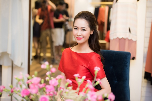 Dương Thùy Linh khoe dáng bên Á hậu Huyền My - 11 Sắc vóc đáng ghen tị của bà mẹ một con Dương Thùy Linh.