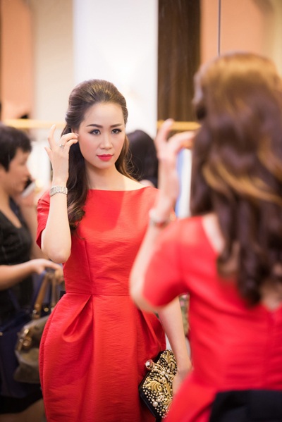 Dương Thùy Linh khoe dáng bên Á hậu Huyền My - 10 Người đẹp chỉnh trang phục, hình ảnh trước khi tham dự sự kiện chiều tối ngày 24/6 tại Hà Nội.