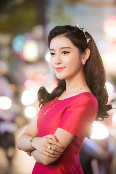 Dương Thùy Linh khoe dáng bên Á hậu Huyền My - 1 Vừa trở về nước sau 2 tháng du học tại Anh, Á hậu Huyền My được mẹ tháp tùng thẳng đến sự kiện thời trang diễn ra tại Hà Nội.