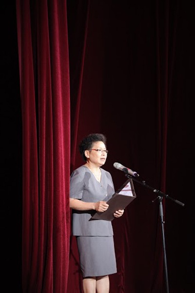 Nghệ sỹ Huyền Lâm xúc động nói lời mở đầu đêm nhạc Neo đậu bến quê tại Nghệ An.
