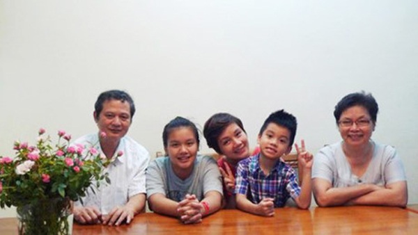 Chuyện “yêu và tán” rất... lạnh lùng của cố nhạc sĩ An Thuyên - 3 Cố nhạc sĩ An Thuyên chụp ảnh cùng vợ, nghệ sĩ Huyền Lâm (phải) và các con cháu. Tròn một năm ngày mất của ông, vợ và các con tổ chức hai đêm nhạc tưởng nhớ ông ngày 25/6 tại Nghệ An và Trăng diễn ra ngày 2/7 tại chùa Bái Đính, Ninh Bình.