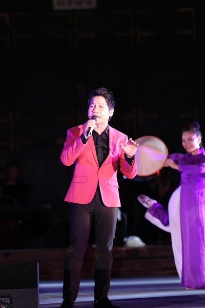 Ca sĩ Trọng Tấn tham gia chương trình với ca khúc Về miền Trung.