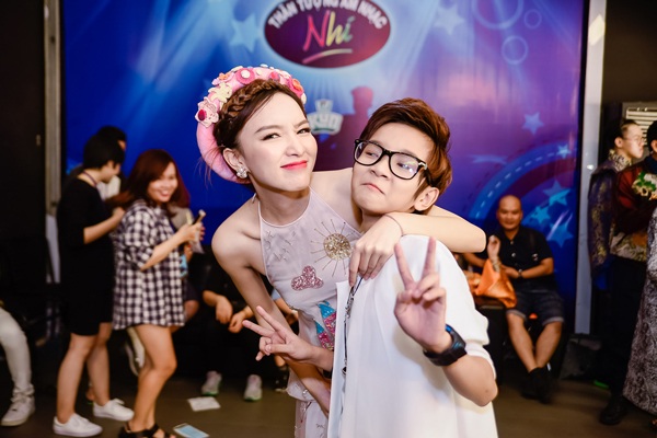 MC Cao Thanh Thảo My gợi cảm với đầm yếm cách điệu - 9 MC xinh đẹp tạo dáng nhí nhảnh cùng em trai phía sau hậu trường.