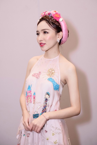 MC Cao Thanh Thảo My gợi cảm với đầm yếm cách điệu - 2 Chiếc mấn đội đầu giúp tổng thể bộ trang phục thêm ấn tượng.