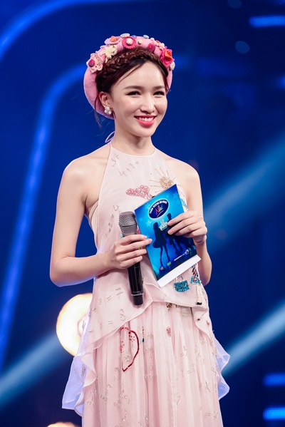 MC Cao Thanh Thảo My gợi cảm với đầm yếm cách điệu - 3 Thảo My cho biết, ngoài phần chuẩn bị kịch bản thân thiện với các em, cô còn lựa chọn những bộ trang phục sao cho thật gần gũi với các thí sinh nhí.