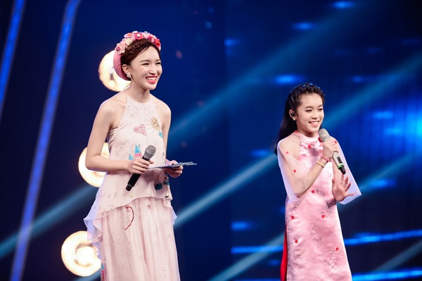 MC Cao Thanh Thảo My gợi cảm với đầm yếm cách điệu - 4 Ngoài việc giúp kết nối các thí sinh, các phần thi với ban giám khảo và khán giả trên sân khấu, trong hậu trường, Thảo My luôn đến sớm để có thời gian trò chuyện, động viên tinh thần các em trước giờ lên sóng.