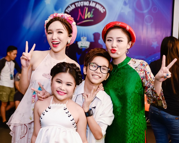 MC Cao Thanh Thảo My gợi cảm với đầm yếm cách điệu - 5 Vì điều này mà Thảo My cũng bộ ba giám khảo dễ thương Isaac, Văn Mai Hương và Tóc Tiên luôn được các em yên mến, quấn quýt không rời. Nữ MC xinh đẹp cho biết, việc được đồng hành cùng các em nhỏ là một kỷ niệm đẹp và ý nghĩa với cô trong mùa hè này.