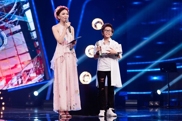 MC Cao Thanh Thảo My gợi cảm với đầm yếm cách điệu - 8 Giám khảo Tóc Tiên nhận xét, “nút tự tin” đã được Thiên Tùng bật lên và với sự tự tin này, em có thể toả sáng dù có hát dòng nhạc sở trường của mình hay không.