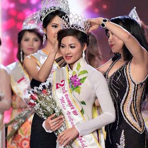 Khát khao đoạt danh hiệu như... người đẹp Việt! - 1 Hình ảnh Thái Nhã Vân nhận danh hiệu Á hậu tại cuộc thi Hoa hậu Việt Nam Toàn cầu diễn ra ở Mỹ.