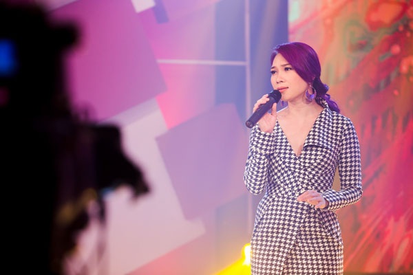 Mỹ Tâm: “Tôi sẽ tổ chức hôn lễ ở quê” - 2 Nữ ca sĩ tóc nâu môi trầm đã chuyển sang mái tóc tím. (Đỗ Trang)