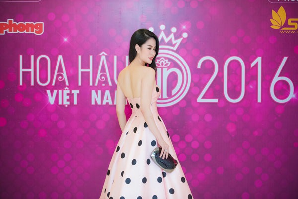 Á khôi thiết kế hơn 100 bộ váy cho Hoa hậu Việt Nam - 1 Vẻ đẹp khả ái, trẻ trung của MC- NTK 9X khiến nhiều người lầm tưởng là thí sinh tham dự cuộc thi Hoa hậu Việt Nam 2016.