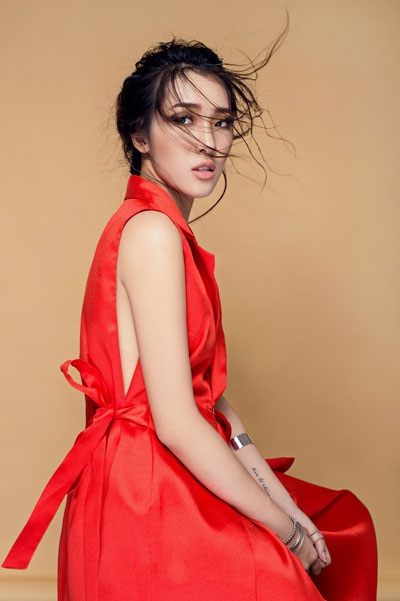 Emily gây bất ngờ với phong cách gợi cảm - 8 Emily chia sẻ, cô vẫn sẽ tiếp tục trung thành với dòng nhạc R’nb, pop kết hợp với EDM, rap. Những tên tuổi mà cô kết hợp vẫn sẽ là những giọng ca gắn bó với sự nghiệp âm nhạc của mình trong nhiều năm qua như rapper LK, Justatee… Emily hi vọng những sản phẩm sắp tới của mình sẽ nhận được những sự phản hồi tích cực.
