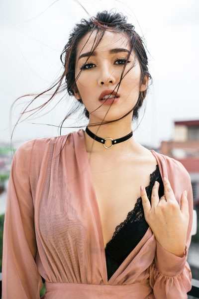 Emily khiến công chúng ngạc nhiên, thích thú với hình ảnh cực kỳ gợi cảm, quyến rũ.