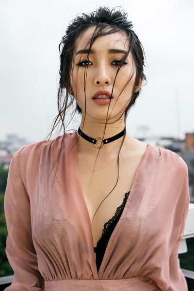 Emily gây bất ngờ với phong cách gợi cảm - 2 Emily từng là cái tên nổi bật trong giới underground Hà thành. Với giọng hát gây ấn tượng, dễ thương và phong cách cá tính, trẻ trung, Emily được các bạn trẻ yêu thích và ủng hộ qua nhiều bản hit như “Mùa xa nhau”, “Xin anh đừng”, “Tình cờ”, “Ngọn nến trước gió”, “Quên đi...