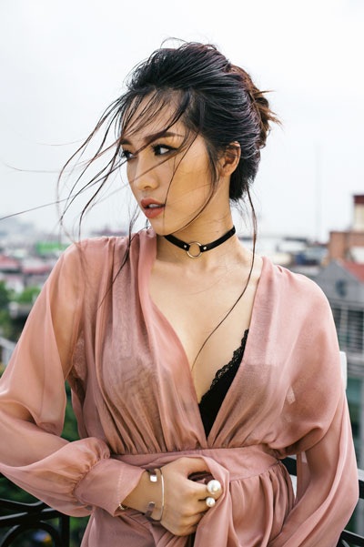 Emily gây bất ngờ với phong cách gợi cảm - 3 Sau khi Nam tiến để gây dựng sự nghiệp ca hát chuyên nghiệp, Emily cùng Hạnh Sino tham gia vào The Remix 2016. Tuy không thể giành được vị trí cao nhất nhưng 2 ca sĩ gợi cảm vẫn tạo được ấn tượng bằng gu âm thượng thời thượng cũng phong cách trình diễn sôi động, sáng tạo, nhiều màu sắc.