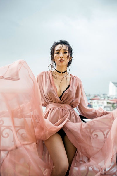 Emily gây bất ngờ với phong cách gợi cảm - 4 Mới đây, Emily thực hiện bộ ảnh với nhiếp ảnh gia Andy Bui. Trong những shoot hình mới, Emily thu hút sự chú ý với nhan sắc ngày càng gợi cảm, quyến rũ. Ở độ tuổi 27, Emily hiểu rằng mình không còn thích hợp với phong cách quá teen như thời Miss Audition hay khi còn hoạt động ở underground.