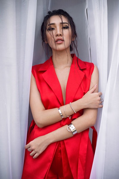 Emily gây bất ngờ với phong cách gợi cảm - 7 Bên cạnh đó, nữ ca sĩ cố gắng hướng những đứa con tinh thần của mình đến nhiều đối tượng khán giả hơn bằng cách thêm vào những giai điệu, ca từ sâu lắng, dễ ngấm và đọng lại nhiều hơn.