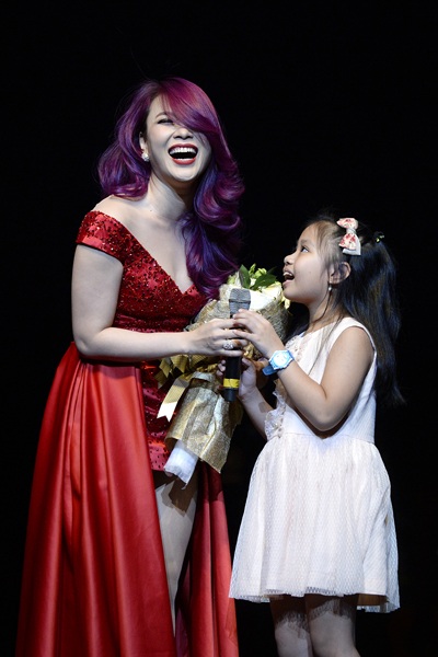 Khoảnh khắc đáng yêu của Mỹ Tâm khi được fan nhí tặng hoa.