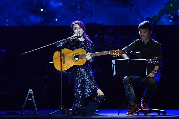 Ngoài những khoảnh khắc vui nhộn, trong liveshow cũng có giây phút Mỹ Tâm rơi nước mắt. Cô vừa đệm đàn vừa hát Đêm thấy ta là thác đổ, ca khúc có nhiều kỷ niệm giữa cô với khán giả Hà Nội cách đây 10 năm. Vừa hát, Mỹ Tâm vừa khóc...