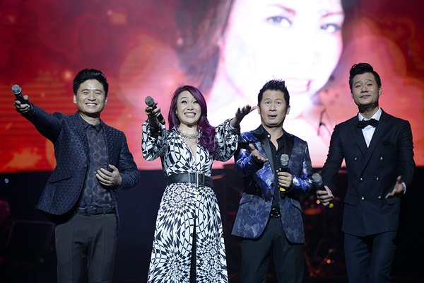 Mỹ Tâm khép lại một liveshow thành công. Lần đầu tiên, Mỹ Tâm vừa hát vừa trò chuyện, giao lưu hết mình, tự nhiên như thế tại sân khấu Hà Nội. Cùng với các giọng ca Bằng Kiều, Tấn Minh và Quang Dũng- nữ ca sĩ đã đem đến một đêm nhạc thỏa mãn cả về thính giác lẫn thị giác.