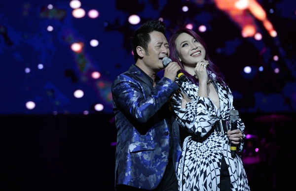 Bằng Kiều là một trong 3 ca sĩ nam khách mời trong liveshow Hãy về với nhau của Mỹ Tâm diễn ra tối ngày 23/7 tại Hà Nội. Ngoài hai ca khúc solo Lại gần hôn anh, Để nhớ một thời ta đã yêu, nam ca sĩ có màn song ca ăn ý với Mỹ Tâm ca khúc Như đã dấu yêu, Nơi tình yêu bắt đầu. Vừa hát Mỹ Tâm vừa làm biểu cảm chòng ghẹo ca sĩ đàn anh.