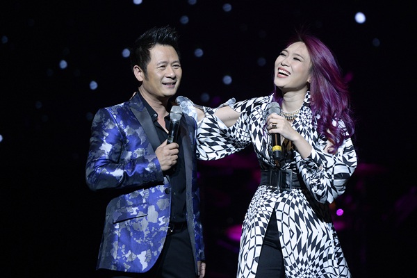 Mỗi lần nam ca sĩ chia sẻ với khán giả, Mỹ Tâm lại hưởng ứng theo cách không giống ai khiến Bằng Kiều chọc: Anh chán em lắm. Mỹ Tâm thừa nhận mình là người vô duyên... đỉnh cao nhưng khi ở bên người có duyên như Bằng Kiều thì sự vô duyên của cô trở thành... có duyên.