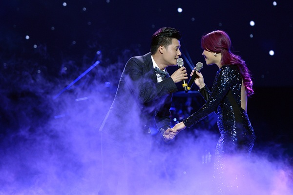 Nếu như tinh nghịch khi hát cùng Bằng Kiều, Mỹ Tâm lại quá đỗi dịu dàng, tình tứ hát Anh còn nợ em với Quang Dũng. Sự hào hoa, tinh tế kết hợp với vẻ dịu dàng, hồn nhiên của Mỹ Tâm tạo thành cặp nghệ sĩ đẹp đôi trên sân khấu.