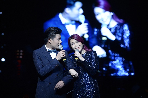 Nữ ca sĩ tóc tím dí dỏm nói với Quang Dũng rằng, cô thấy sướng vì hát với toàn nam ca sĩ nhưng thấy tiếc vì nam ca sĩ khách mời nào cũng đã có vợ. Thấy Quang Dũng đáp lại: Anh vẫn chưa có vợ, cô hỏi luôn: Anh thấy em thế nào? khiến khán giả hò reo phấn khích.