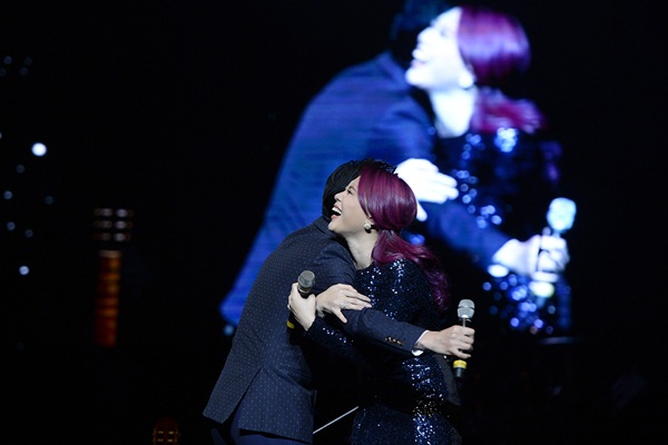 
Quang Dũng ôm và nhường lại sân khấu cho Mỹ Tâm. Trước khi song ca cùng Mỹ Tâm, Quang Dũng thể hiện ca khúc Yêu em bằng cả trái tim, ca khúc nhạc Nhật lời Việt Người yêu dấu ơi.
