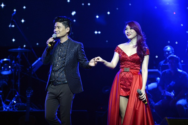 Tấn Minh là ca sĩ khách mời hát đầu tiên, anh được cổ vũ nồng nhiệt khi thể hiện ca khúc Mây, Cỏ mềm.